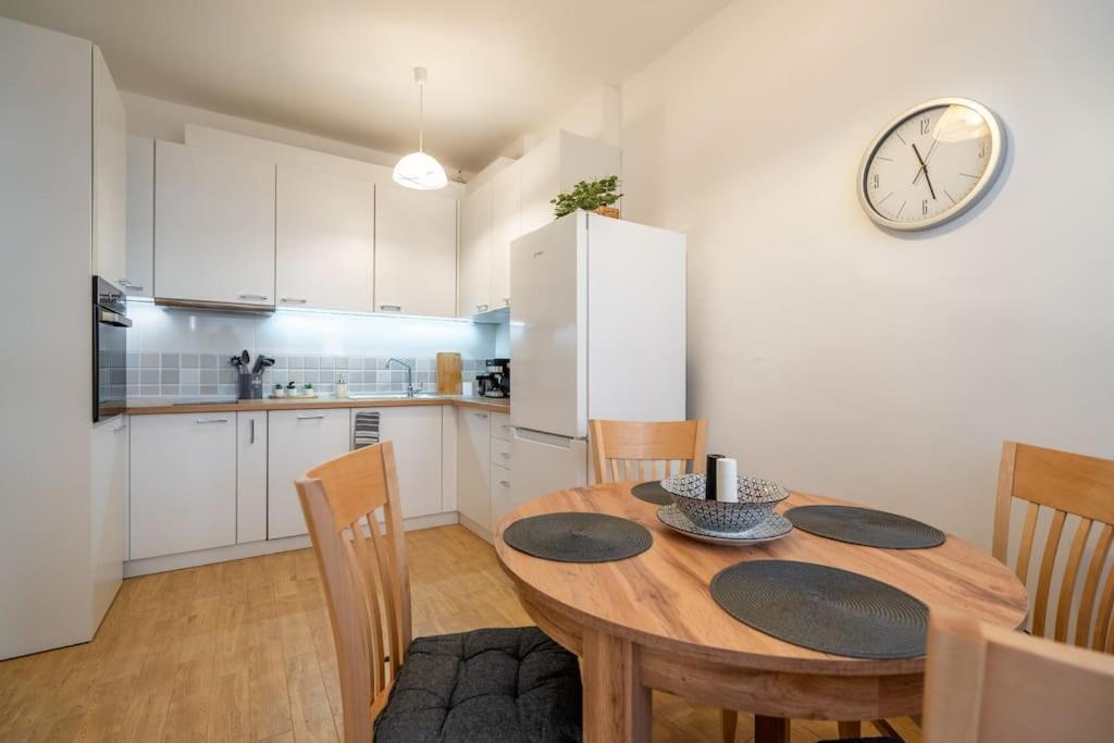 Modern And Calm 2bdrm In Centre Апартамент