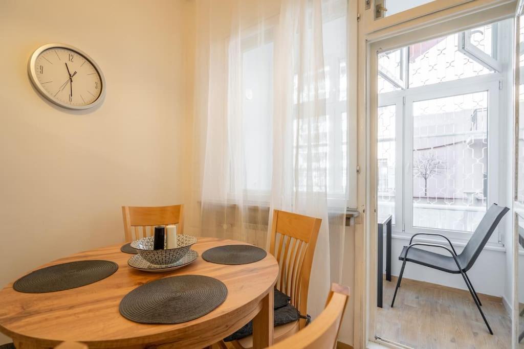 Апартамент Modern And Calm 2bdrm In Centre София