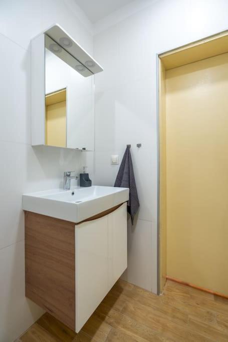 Modern And Calm 2bdrm In Centre * София