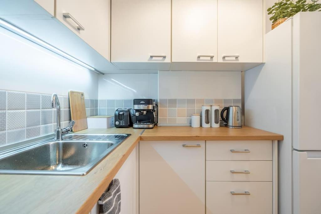 Modern And Calm 2bdrm In Centre *