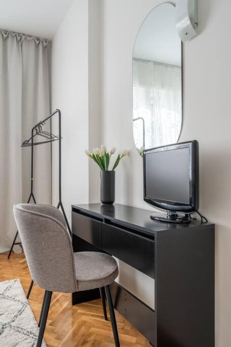 Modern And Calm 2bdrm In Centre София