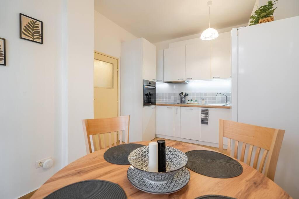 Modern And Calm 2bdrm In Centre * София