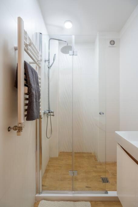 Modern And Calm 2bdrm In Centre
