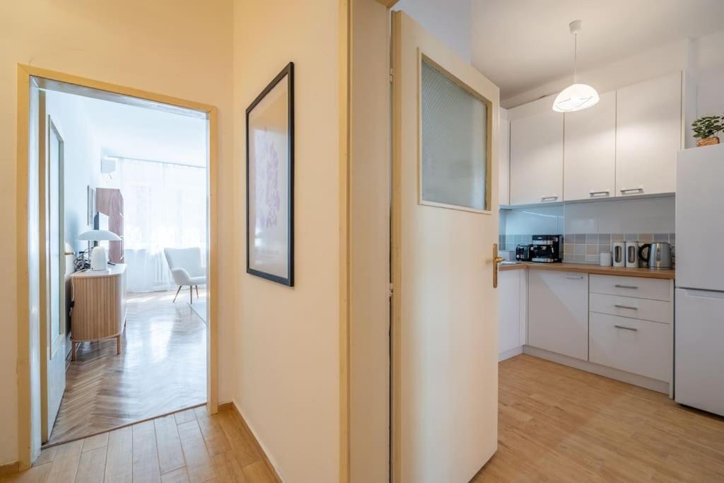 Modern And Calm 2bdrm In Centre Апартамент