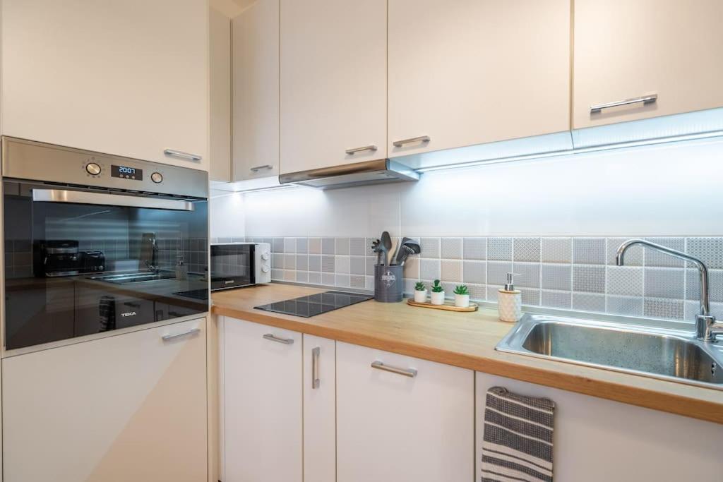 Modern And Calm 2bdrm In Centre София