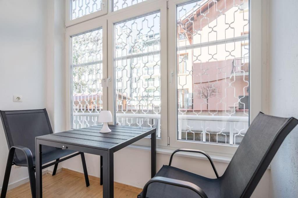 Modern And Calm 2bdrm In Centre Апартамент