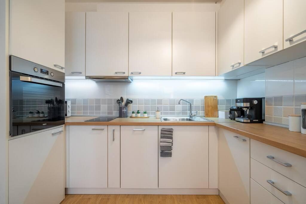 Modern And Calm 2bdrm In Centre Апартамент *