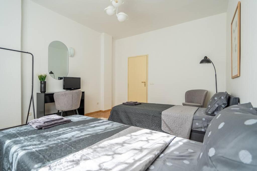 Modern And Calm 2bdrm In Centre * София